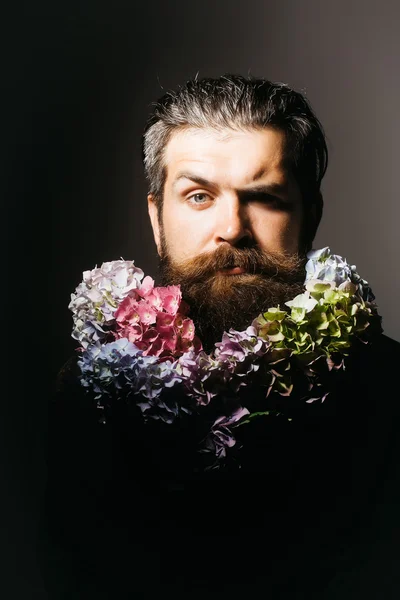 Bearded man with hydrangea flowers — Stock Photo, Image