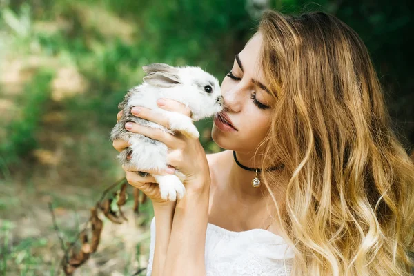 Bastante joven mujer besos conejo — Foto de Stock