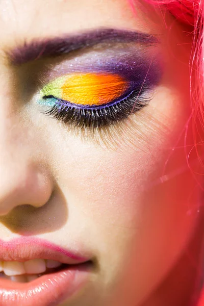 Hezká dívka s oranžové vlasy a make-up — Stock fotografie