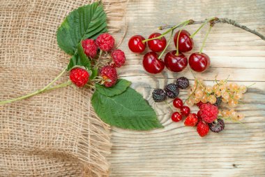 ahşap zemin üzerinde yabani çilek