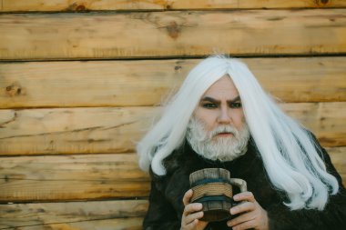 sakallı adam ahşap kupa ile