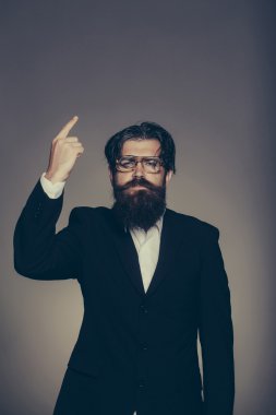 Yakışıklı adam noktaları işaret parmağı yukarı doğru