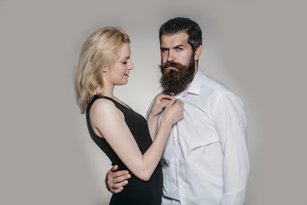 Jovem casal em estúdio — Fotografia de Stock