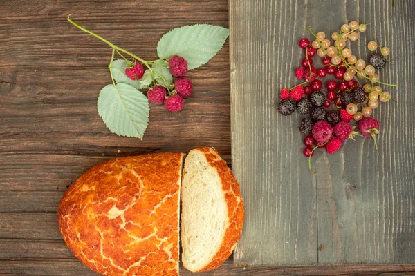 Хлеб и дикие ягоды — стоковое фото
