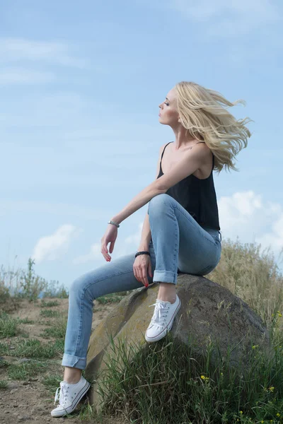 Mujer bonita en piedra y cielo azul — Foto de Stock