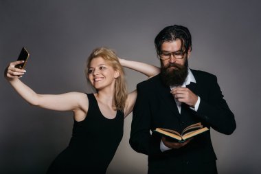 Çift selfie ve okuma yapar