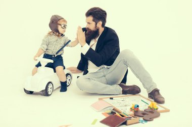 küçük çocuk sürücü veya pilot ve sakallı babası