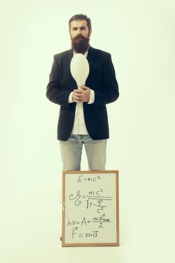 sakallı adam einstein formül ve Newton yasaları