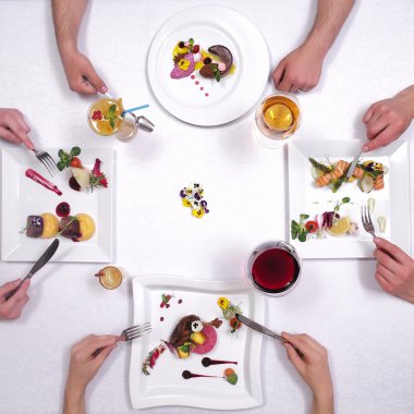 Simetrik olarak tatlılar servis