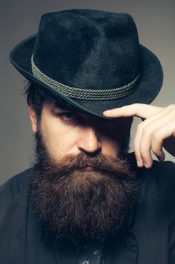 retro siyah şapkalı sakallı beyefendi