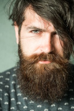 Yakışıklı sakallı adam.