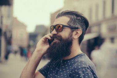 güneş gözlüğü yakışıklı sakallı adam