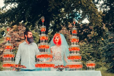 piramitleri ile birkaç şarap bardakları açık düğün