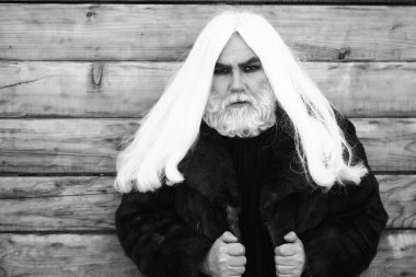 sakallı adam ahşap arka plan üzerinde