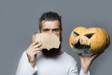 kağıt ile ciddi adam