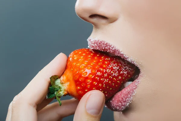 Labios de azúcar hembra morder fresa roja — Foto de Stock