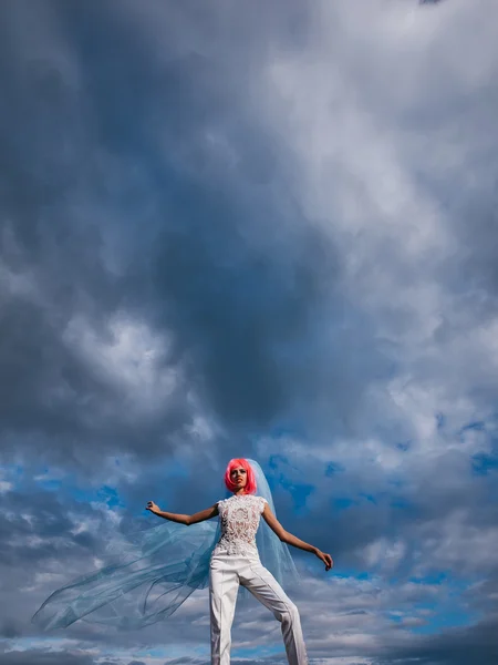 青い空にオレンジ色の髪を持つ花嫁 — ストック写真