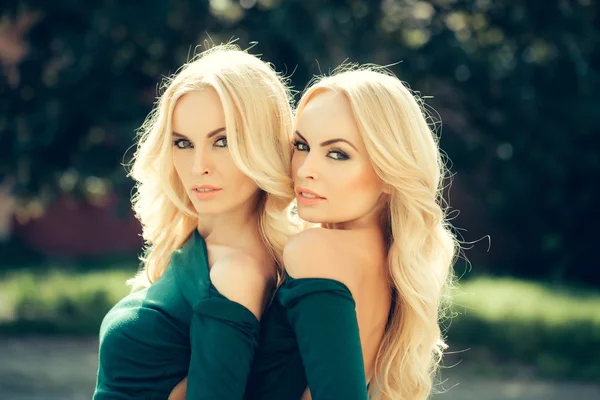 Söt blond kvinnor i gröna klänningar — Stockfoto