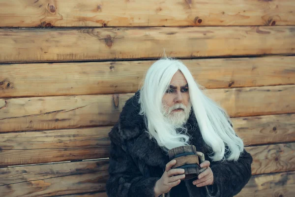 Homme barbu avec tasse en bois — Photo