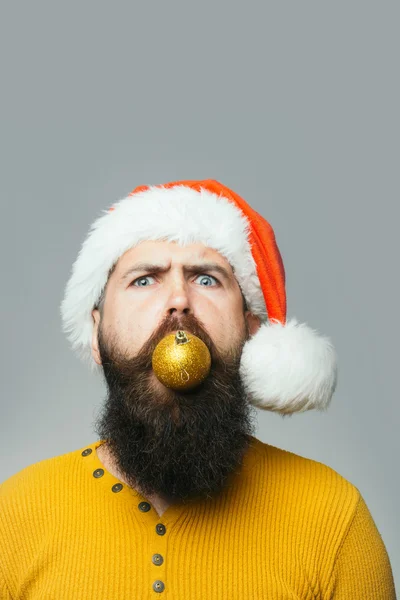 Hombre de año nuevo con bola de decoración —  Fotos de Stock