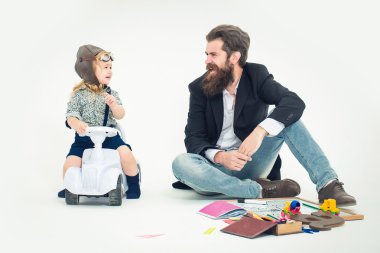 küçük çocuk sürücü veya pilot ve sakallı babası