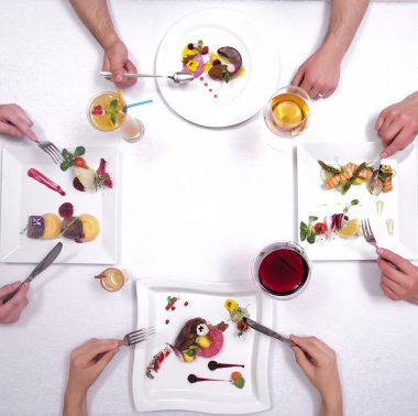 Simetrik olarak tatlılar servis