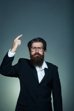 Yakışıklı adam noktaları işaret parmağı yukarı doğru