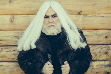 sakallı adam ahşap arka plan üzerinde