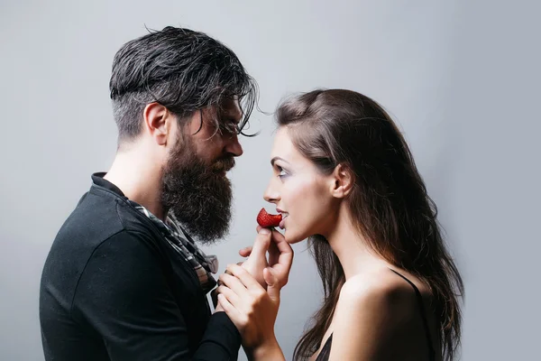 Sexy pareja comer rojo fresa — Foto de Stock