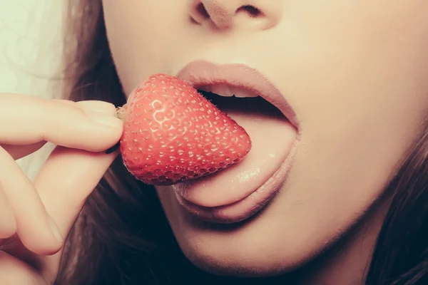 Kobiece usta Jedzenie Truskawka czerwony — Zdjęcie stockowe