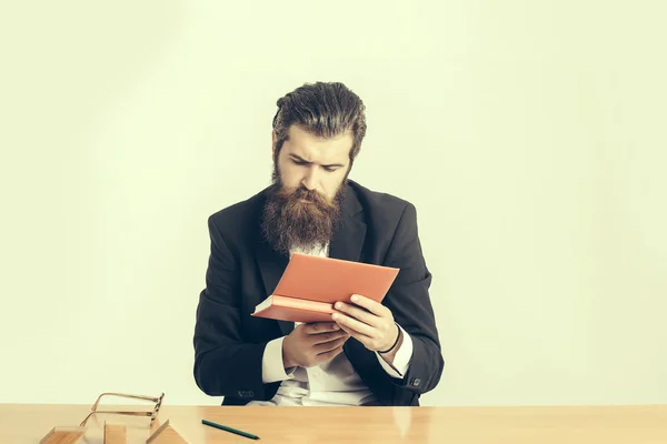 Barbudo hombre profesor en mesa —  Fotos de Stock