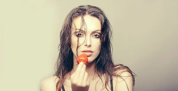 Sexy ładna kobieta z czerwone truskawki — Zdjęcie stockowe
