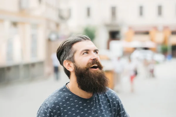 Красивый бородатый мужчина на улице — стоковое фото