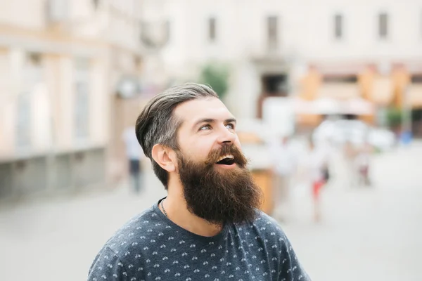 Bonito barbudo homem ao ar livre — Fotografia de Stock