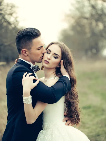 Happy wedding couple — Stock Photo, Image