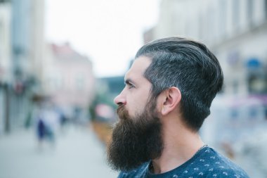 Sakallı yakışıklı açık