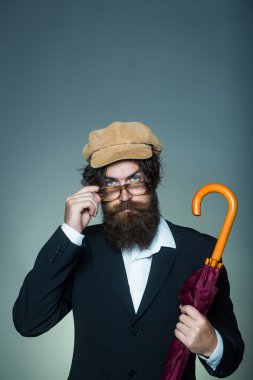 Yakışıklı sakallı hippi adam