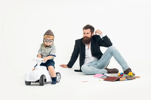 Petit garçon conducteur ou pilote et père barbu — Photo