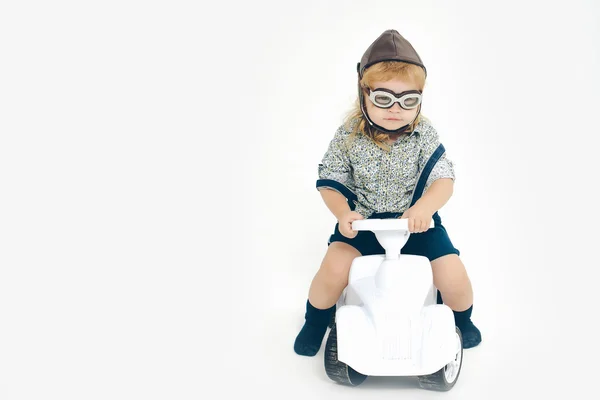 Conductor de niño pequeño o piloto aislado en blanco — Foto de Stock