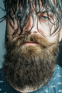 Yakışıklı sakallı adam.