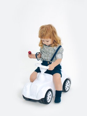 sarışın küçük çocuk sürücü üzerinde beyaz izole