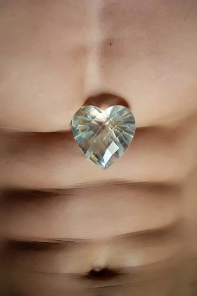 Мышечное туловище с камнем в сердце — стоковое фото
