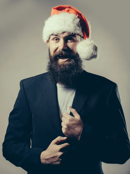 Homem barbudo em chapéu de santa claus — Fotografia de Stock