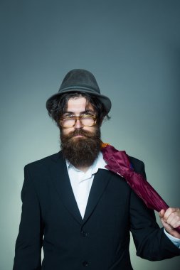 Yakışıklı sakallı hippi adam