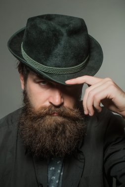 retro siyah şapkalı sakallı beyefendi