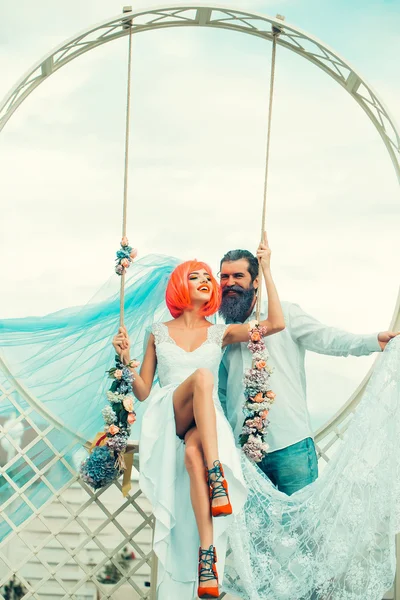 Giovane coppia di donna sposa e uomo barbuto — Foto Stock