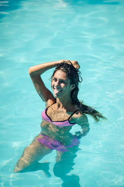 Сексуальна молода жінка в басейні води — стокове фото