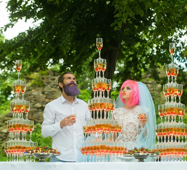 Couple de mariage avec pyramides de verres à vin en plein air — Photo