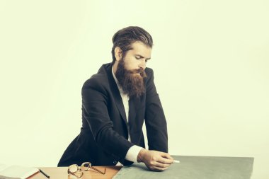 sakallı adam Profesör gözlük ile yazı tahtası