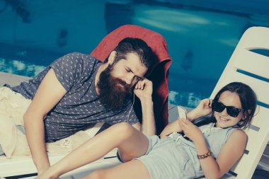 mutlu küçük kız ve erkek yüzme havuzunda